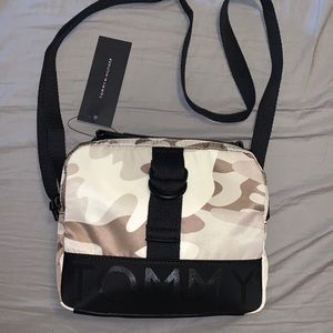 Tommy Hilfiger / Camo Crossbody Bag
